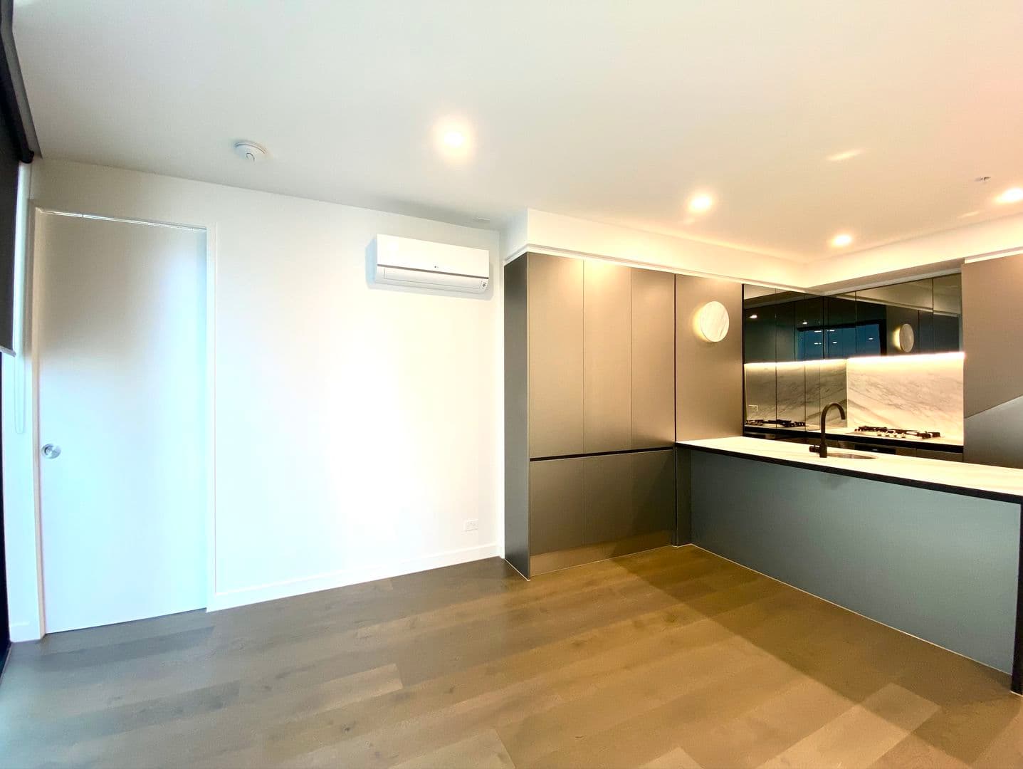 Two Bedroom Apartment in the Heart of Melbourne (3D Tour available) — image 1